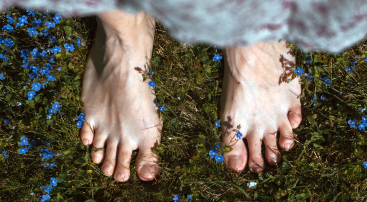 FILM. Geh doch mal wieder barfuß: Die Wissenschaft vom nackten Fuß –> Heilung durch Erdung