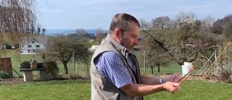 Kurzvideo (3 min.) Schweizer Wasserpendler Xaver Schmidlin aus Schlierbach: „Brunnensuche braucht sehr viel Übung“